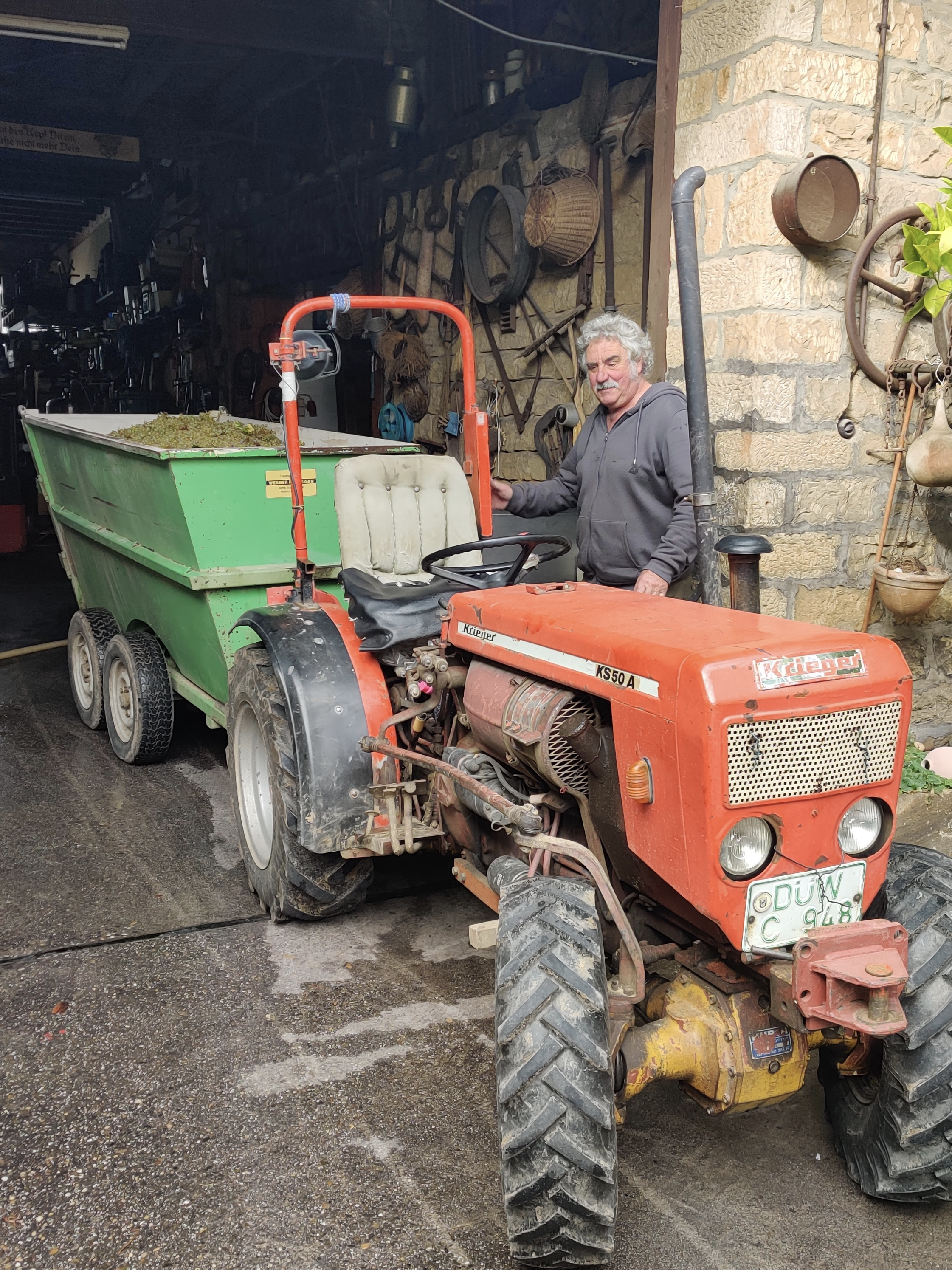 Traubenannahme am Weingut mit Traubenwagen