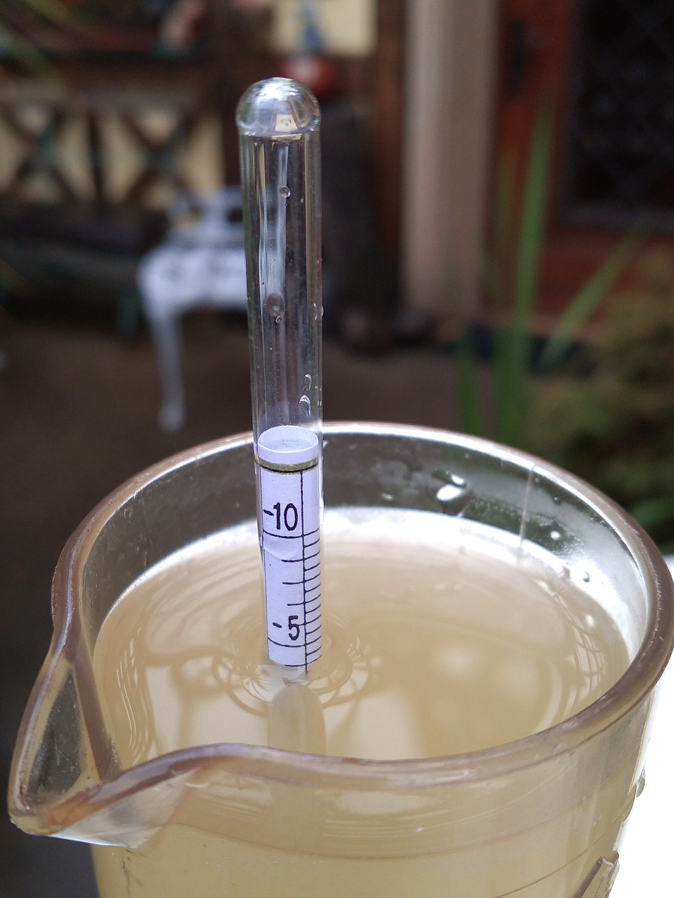 Messung der Oechsle im frischen Saft